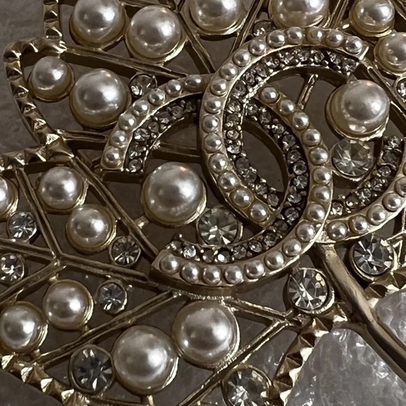 Extremely Rare Chanel Maple Leaf Brooch Pin - Made in France preowned - Picture 3 of 13